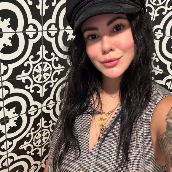 Meet your Posher, Adriana - Picture 1 of 6